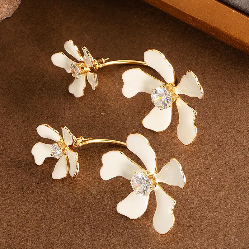 Fashion exaggerated diamond-set dripping flower earrings women s temperament simple high-end fashionable earrings
Fashion exaggerated diamond-set dripping flower earrings women s temperament simple high-end fashionable earrings