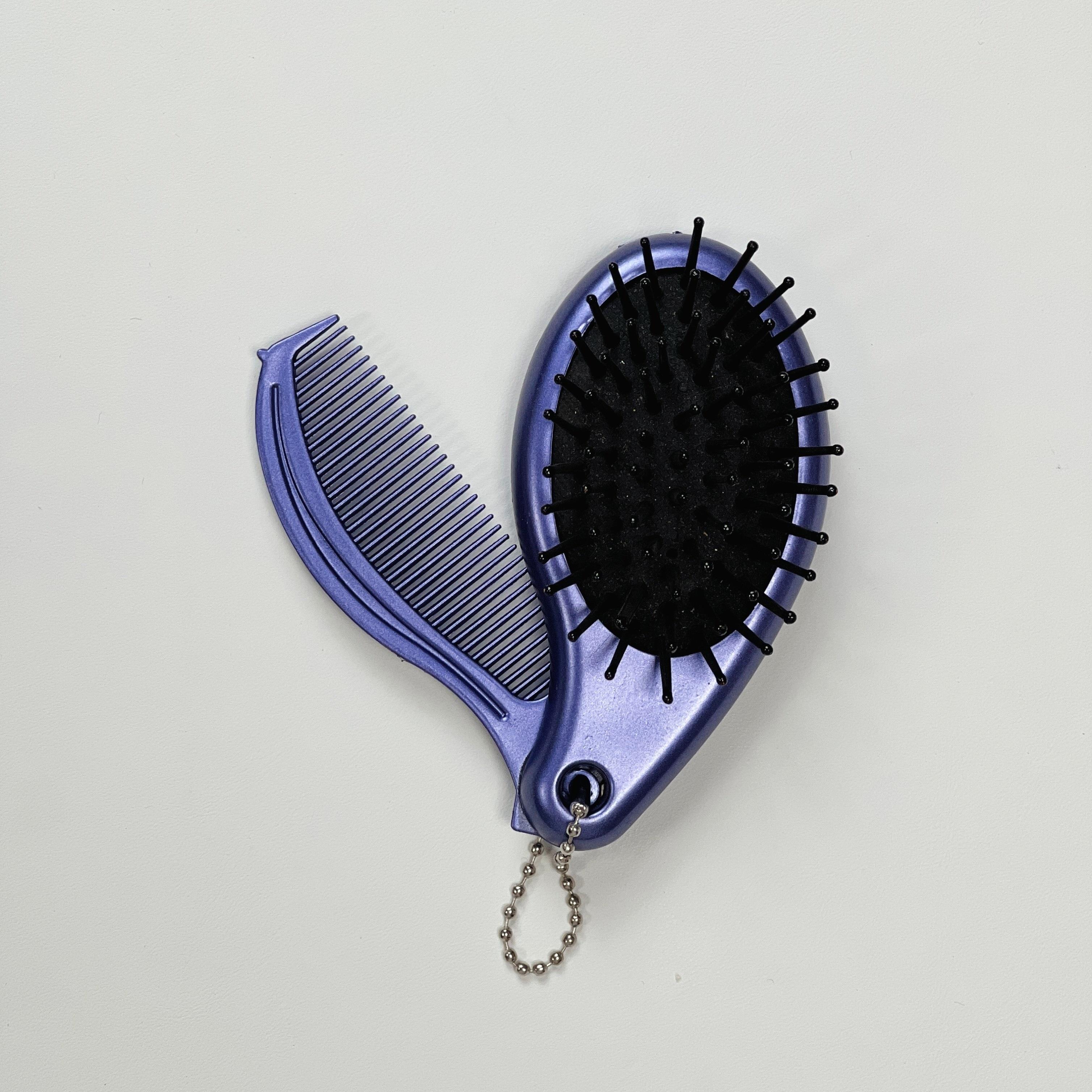 1 шт. Портативная расческа 3-в-1 с зеркалом и расческой с плоским верхом, нейлон, складная, двойного назначения, с массажным эффектом, модная расческа с воздушной подушкой для всех типов волос синий
1 шт. Портативная расческа 3-в-1 с зеркалом и расческой с плоским верхом, нейлон, складная, двойного назначения, с массажным эффектом, модная расческа с воздушной подушкой для всех типов волос синий