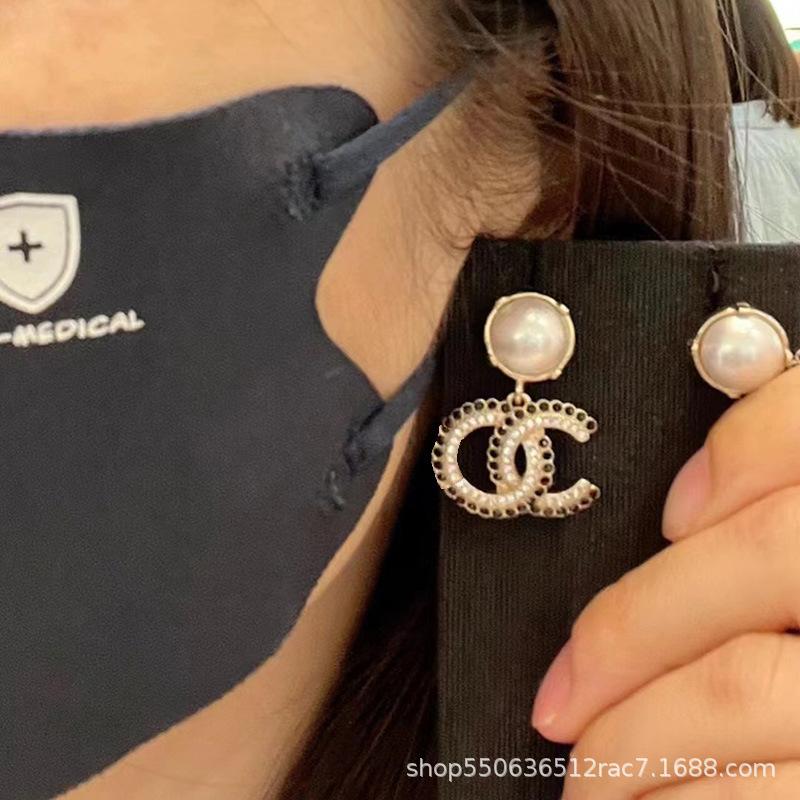 Xiaoxiangfeng S925 серебряные серьги-иглы женские буквы черный бриллиант жемчуг маленький дизайн модные серьги высокого качества
Xiaoxiangfeng S925 серебряные серьги-иглы женские буквы черный бриллиант жемчуг маленький дизайн модные серьги высокого качества