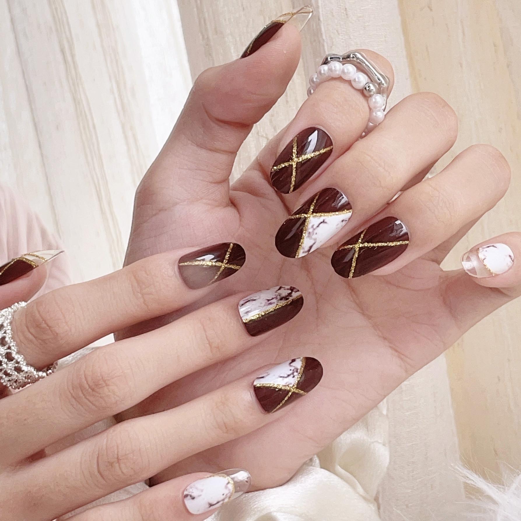 Medium-Long Removable Wearable Nails - Marble Coffee & White with Gold Glitter Lines Manicure Stickers.
Medium-Long Removable Wearable Nails - Marble Coffee & White with Gold Glitter Lines Manicure Stickers.