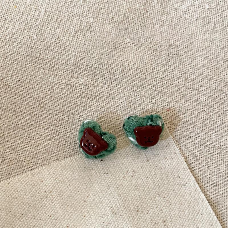 Silver needle resin simple fashion love earrings cartoon sweet and cute temperament earrings niche high-end earrings women
Silver needle resin simple fashion love earrings cartoon sweet and cute temperament earrings niche high-end earrings women