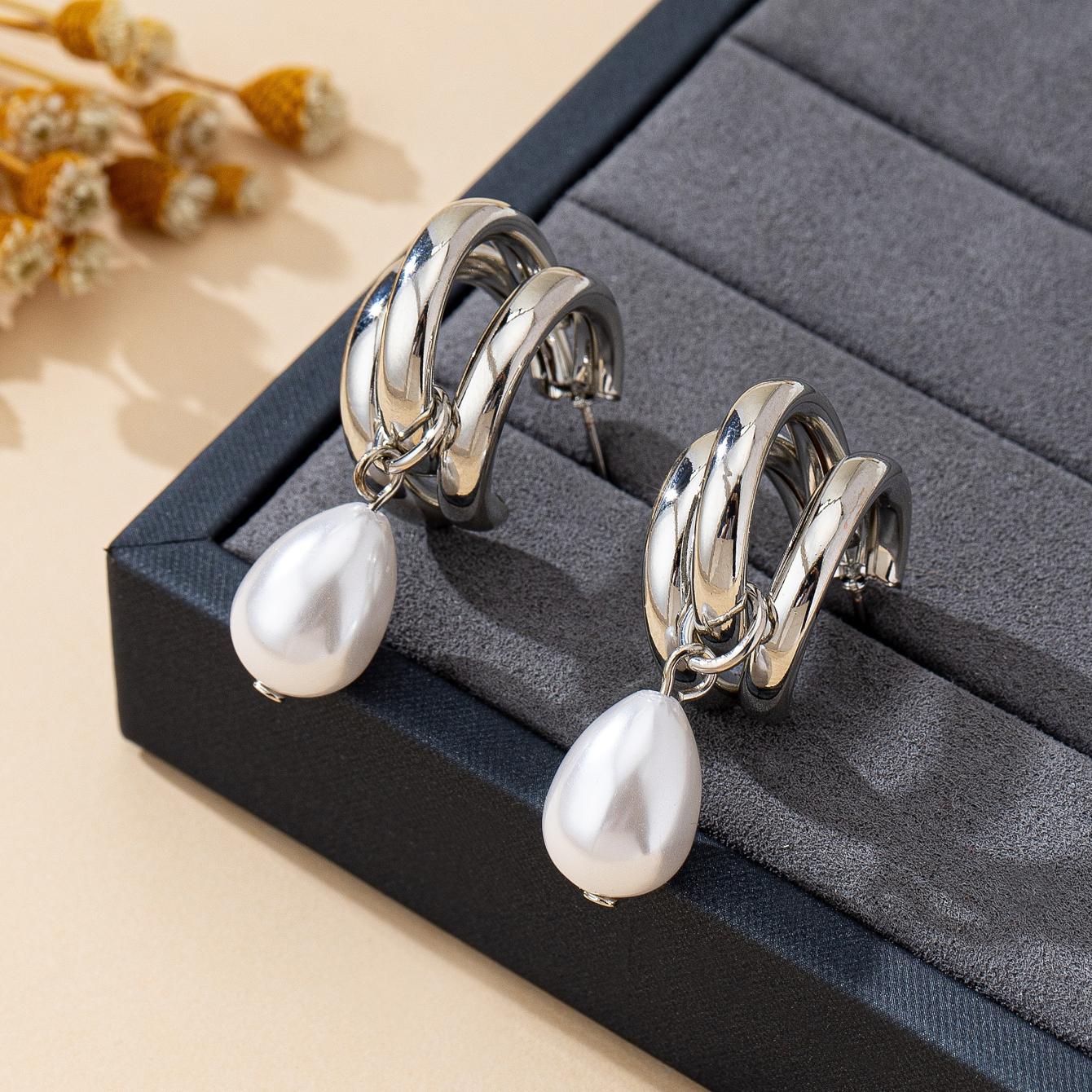A Pair of Women s Earrings, Simple and Fashionable Metal Imitation Pearl Pendant Earrings, Suitable for Daily Wear and Vacation
A Pair of Women s Earrings, Simple and Fashionable Metal Imitation Pearl Pendant Earrings, Suitable for Daily Wear and Vacation