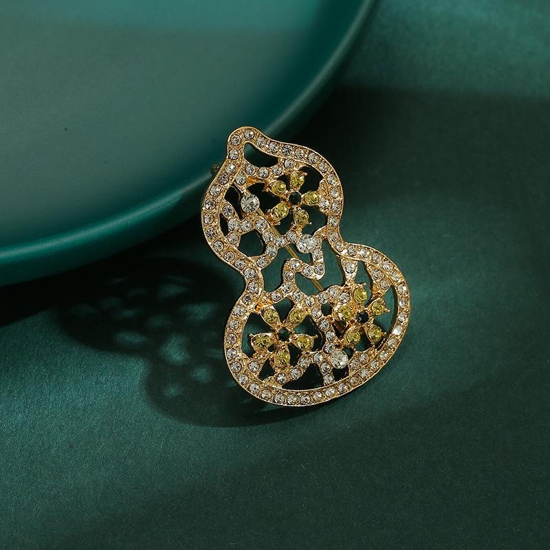 Брошь-тыква излучает ощущение изысканности. Корсаж Fu Lu Lin Men, булавка на воротник, изысканна и красива, и это булавка для одежды
Брошь-тыква излучает ощущение изысканности. Корсаж Fu Lu Lin Men, булавка на воротник, изысканна и красива, и это булавка для одежды