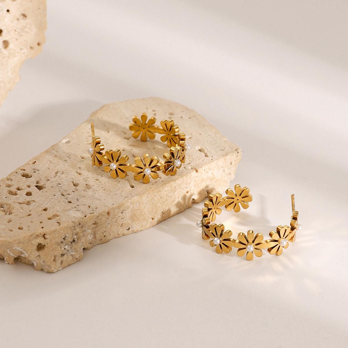 18k Gold & Stainless Steel Daisy Pearl C-Shaped Earrings - Simple, Fresh Design in Titanium Steel
18k Gold & Stainless Steel Daisy Pearl C-Shaped Earrings - Simple, Fresh Design in Titanium Steel