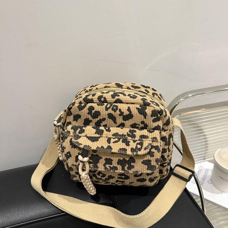 Бархатная маленькая сумка с леопардовым принтом, зимняя сумка-мессенджер, маленькая квадратная сумка, вельветовая модная повседневная персонализированная плечевая сумка для выхода в свет 20.5*17.5*8.5cm хаки
Бархатная маленькая сумка с леопардовым принтом, зимняя сумка-мессенджер, маленькая квадратная сумка, вельветовая модная повседневная персонализированная плечевая сумка для выхода в свет 20.5*17.5*8.5cm хаки