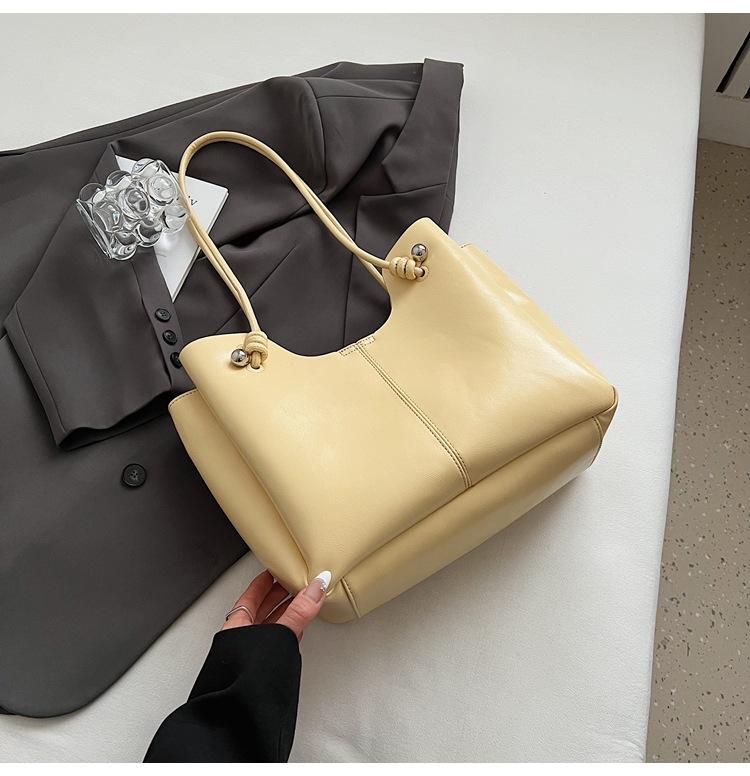 Модная повседневная сумка-тоут для ручной носки 2025 весна новинка корейская версия тренд универсальная сумка через плечо для работы для поездок на работу женская сумка
Модная повседневная сумка-тоут для ручной носки 2025 весна новинка корейская версия тренд универсальная сумка через плечо для работы для поездок на работу женская сумка