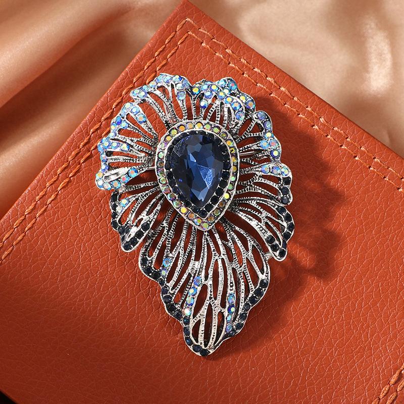 Luxury Vintage Rhinestone Waterdrop Brooch Badges For Women Men Retro High-end Crystal Shining Banquet Party Pin Corsages
Luxury Vintage Rhinestone Waterdrop Brooch Badges For Women Men Retro High-end Crystal Shining Banquet Party Pin Corsages