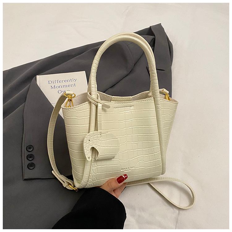 Весна 2025 новая женская сумка, европейская и американская ретро сумка для мамы и ребенка, портативная высококлассная универсальная сумка через плечо и мессенджер с узором под камень
Весна 2025 новая женская сумка, европейская и американская ретро сумка для мамы и ребенка, портативная высококлассная универсальная сумка через плечо и мессенджер с узором под камень