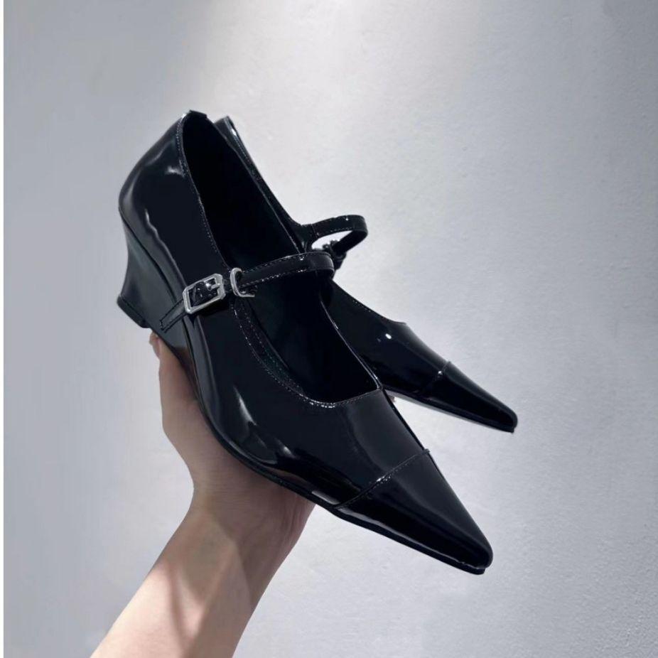 Весна 2025 новые остроносые ретро туфли Мэри Джейн на танкетке, маленькие кожаные туфли с мелким вырезом и ремешком на щиколотке, туфли-лодочки на высоком каблуке для женщин 40 чёрный
Весна 2025 новые остроносые ретро туфли Мэри Джейн на танкетке, маленькие кожаные туфли с мелким вырезом и ремешком на щиколотке, туфли-лодочки на высоком каблуке для женщин 40 чёрный