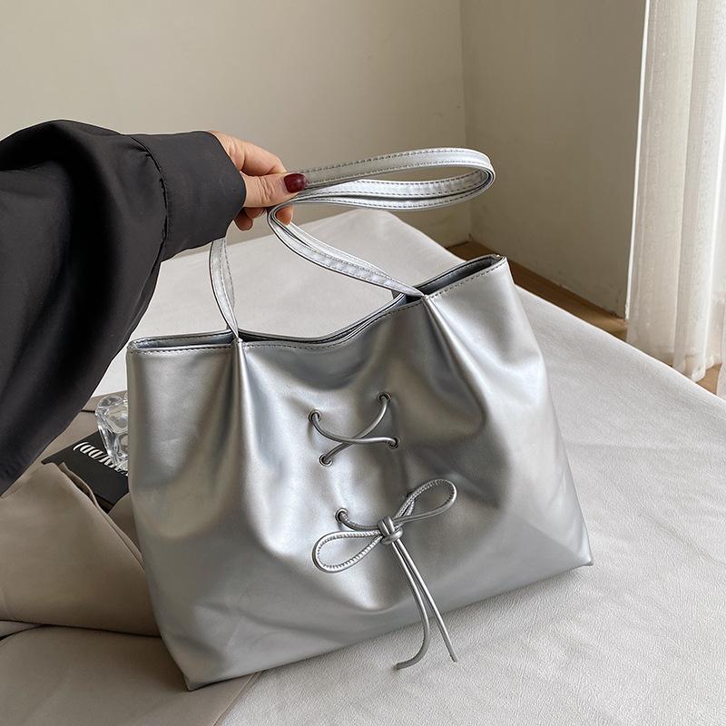 Textured bow large-capacity shoulder bag women s 2024 spring and summer new simple casual underarm bag commuter tote bag срібний
Textured bow large-capacity shoulder bag women s 2024 spring and summer new simple casual underarm bag commuter tote bag срібний