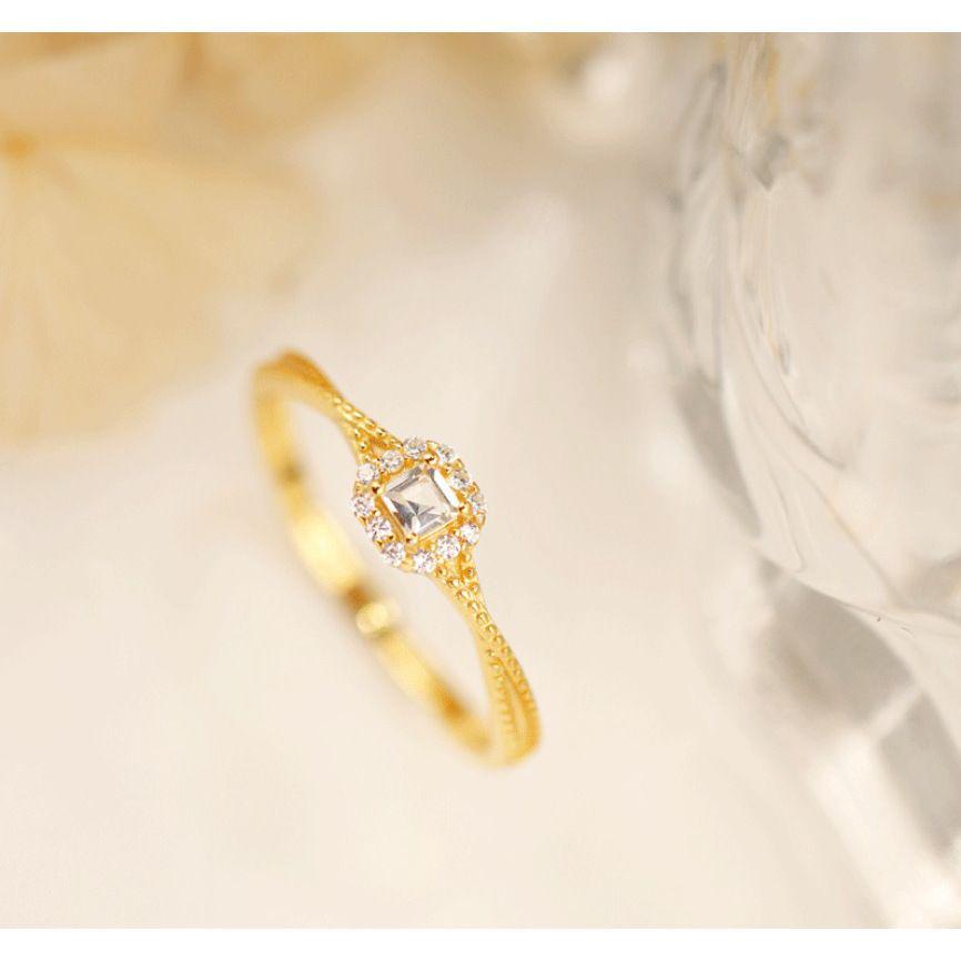 White Crystal Silver-Plated Women s Princess Square Ring - Retro Luxury Court Style Adjustable
White Crystal Silver-Plated Women s Princess Square Ring - Retro Luxury Court Style Adjustable