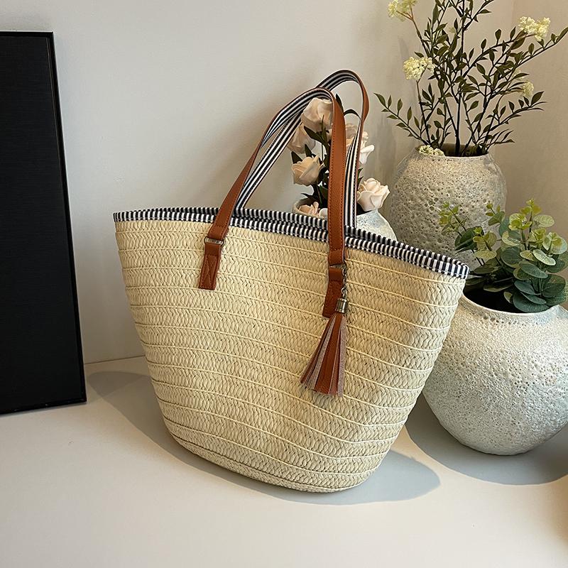Large Capacity Straw Braid Shoulder Bags Simple Casual Vacation Tassel Bags 2026 Summer Shoulder Bag Lady Travel Basket Bag
Large Capacity Straw Braid Shoulder Bags Simple Casual Vacation Tassel Bags 2026 Summer Shoulder Bag Lady Travel Basket Bag