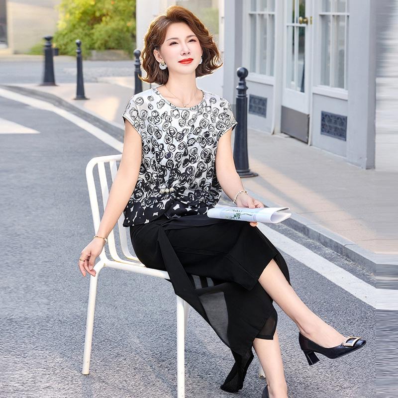 Elegant Chiffon Two-Piece Summer Set: Top and Short-Sleeved Pants for Middle-Aged and Elderly Women 3XL
Elegant Chiffon Two-Piece Summer Set: Top and Short-Sleeved Pants for Middle-Aged and Elderly Women 3XL