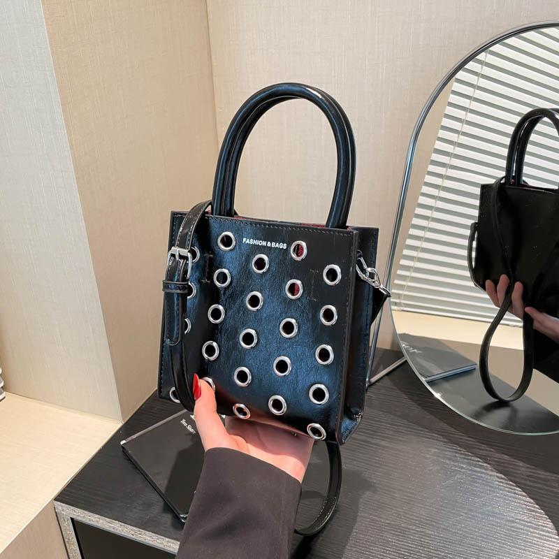 Fashion Tote Bag Women Punk Style Rivet Chain Underarm Bag Brand Design Hollow Shoulder Bag Shopping Party Street Handbag чёрный
Fashion Tote Bag Women Punk Style Rivet Chain Underarm Bag Brand Design Hollow Shoulder Bag Shopping Party Street Handbag чёрный