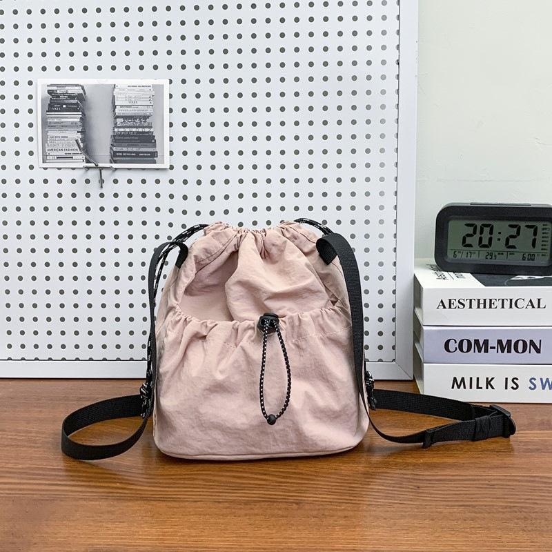 Simple trendy brand small satchel women s lightweight nylon mobile phone bag lazy pleated drawstring messenger bag men s shoulder bag розовый
Simple trendy brand small satchel women s lightweight nylon mobile phone bag lazy pleated drawstring messenger bag men s shoulder bag розовый