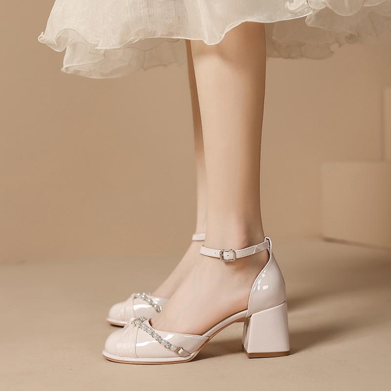 Hollow sandals women s shoes thick heel middle heel one-word buckle square head fashionable simple single shoes women s shoes 34
Hollow sandals women s shoes thick heel middle heel one-word buckle square head fashionable simple single shoes women s shoes 34