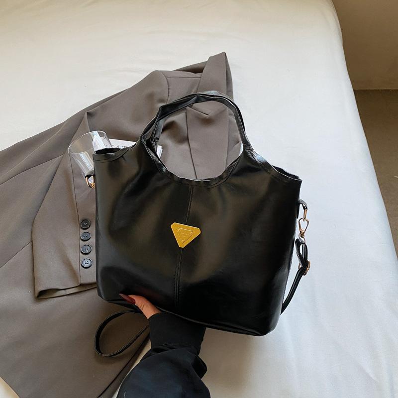 Casual personality, fashion and simplicity, large capacity, early spring new retro underarm bag, women s commuting versatile shoulder bag чёрный
Casual personality, fashion and simplicity, large capacity, early spring new retro underarm bag, women s commuting versatile shoulder bag чёрный
