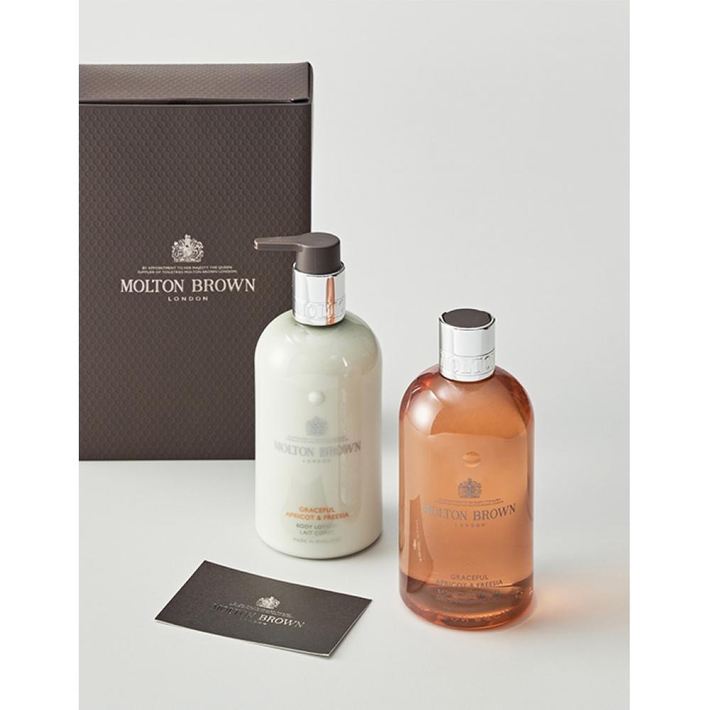 Набор для тела Molton Brown Graceful Apricot Freesia Body Duo Set + бесплатная открытка-дозатор и сумка для покупок
Набор для тела Molton Brown Graceful Apricot Freesia Body Duo Set + бесплатная открытка-дозатор и сумка для покупок
