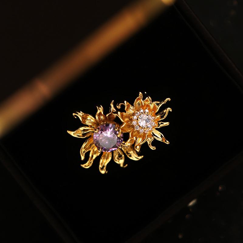 Zircon flower opening ring, court style retro index finger ring, niche design, light luxury jewelry.
Zircon flower opening ring, court style retro index finger ring, niche design, light luxury jewelry.