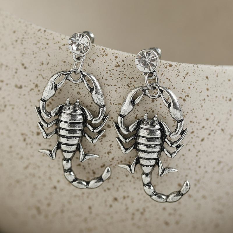 Серьги-скорпионы из сплава в стиле хип-хоп с бриллиантами золотой
Серьги-скорпионы из сплава в стиле хип-хоп с бриллиантами золотой