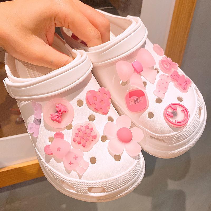 Подвески для обуви Crocs, аксессуары, серебристый 3D бант, милый медвежонок, украшение с пряжкой для обуви, комплект подвесок для кроксов, детский праздничный рождественский подарок
Подвески для обуви Crocs, аксессуары, серебристый 3D бант, милый медвежонок, украшение с пряжкой для обуви, комплект подвесок для кроксов, детский праздничный рождественский подарок