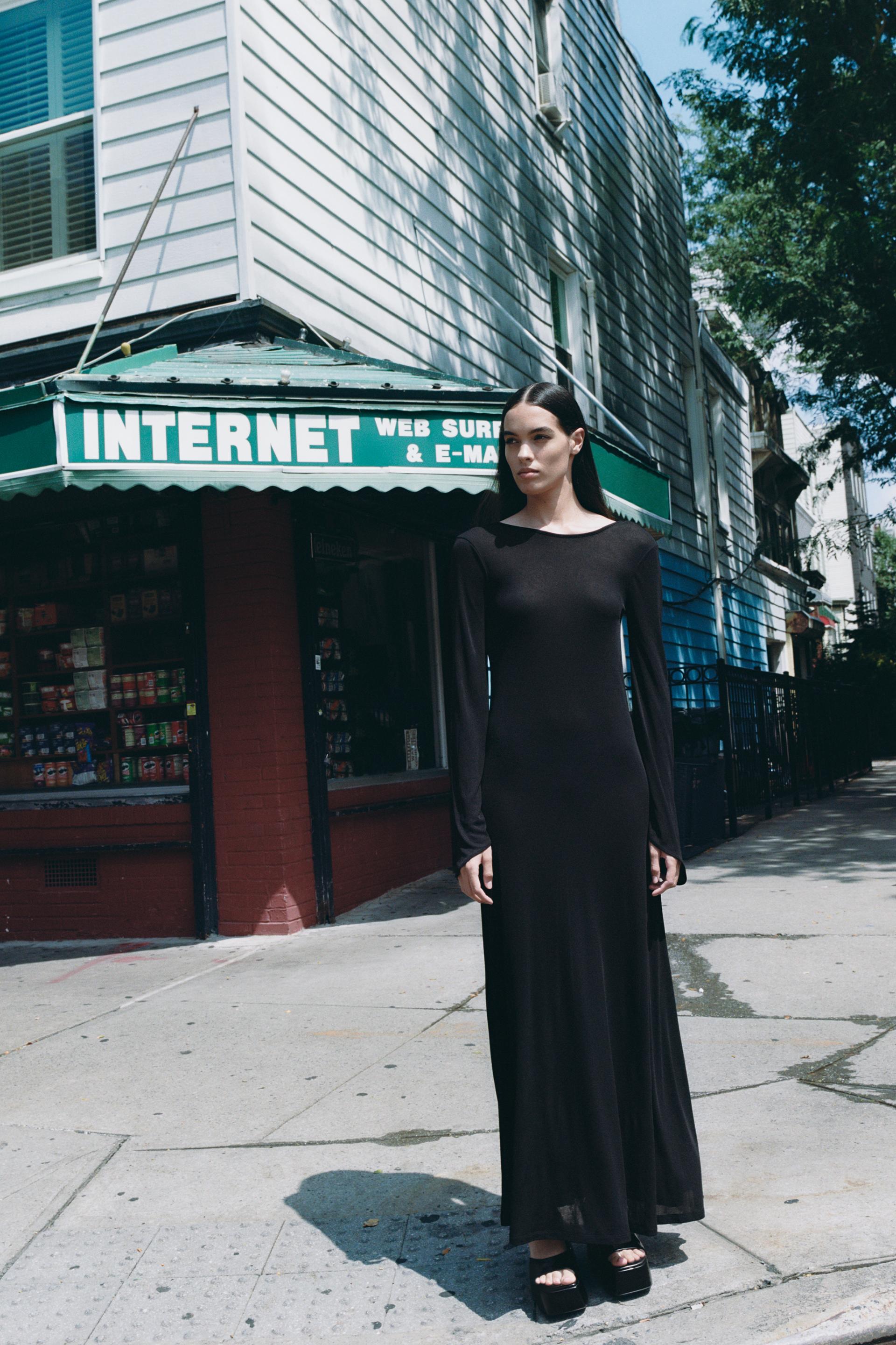 СТРУЯЩЕЕ ПЛАТЬЕ С ОТКРЫТОЙ СПИНОЙ 
СТРУЯЩЕЕ ПЛАТЬЕ С ОТКРЫТОЙ СПИНОЙ