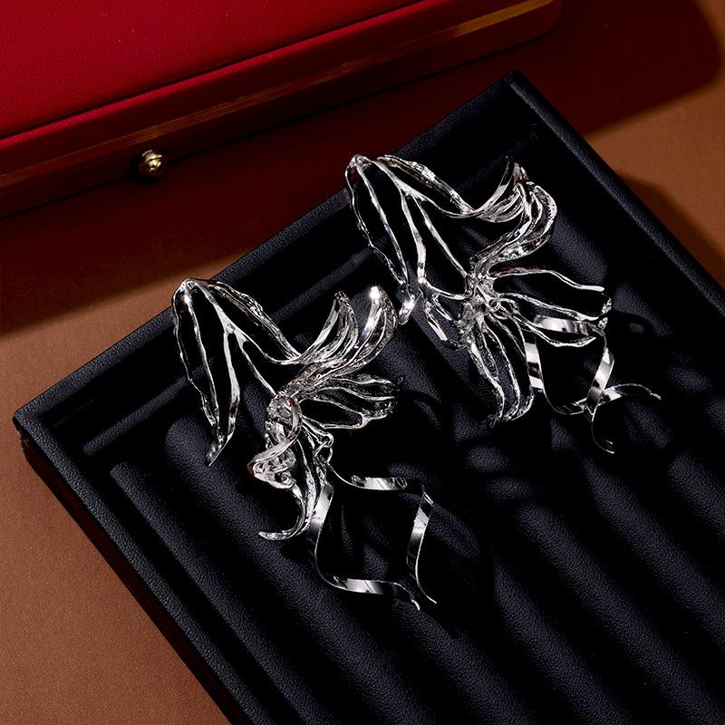 French Retro Exaggerated Three-Dimensional Flower Long Earrings Gold And Silver Heavy Industry Earrings Women S High-End Earrings
French Retro Exaggerated Three-Dimensional Flower Long Earrings Gold And Silver Heavy Industry Earrings Women S High-End Earrings