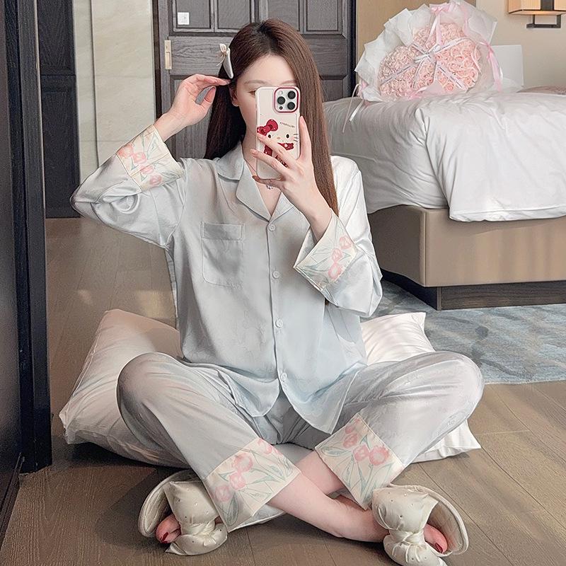 Retro Chinese Style Ice Silk Pajama Set for Women, Tulip Jacquard, Color Blocking, Spring/Summer Wear XL
Retro Chinese Style Ice Silk Pajama Set for Women, Tulip Jacquard, Color Blocking, Spring/Summer Wear XL
