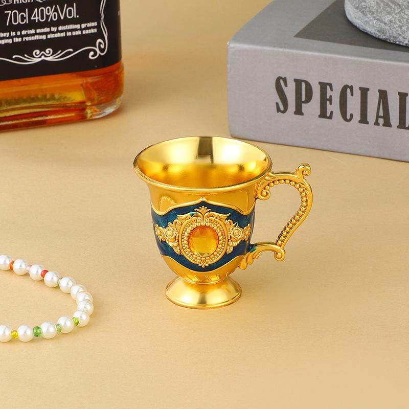 Metal Baijiu cup European creative belt, one or two cups, high-end household one-bite cup, light luxury wedding toast cup
Metal Baijiu cup European creative belt, one or two cups, high-end household one-bite cup, light luxury wedding toast cup