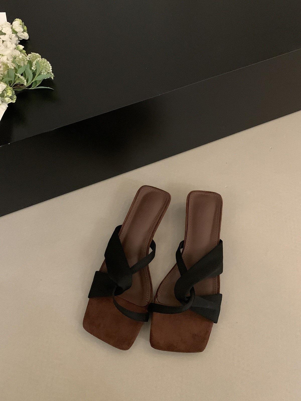 French niche design thick heel cool slippers women s outer wear 2025 summer new square head open toe middle heel sandals 35
French niche design thick heel cool slippers women s outer wear 2025 summer new square head open toe middle heel sandals 35