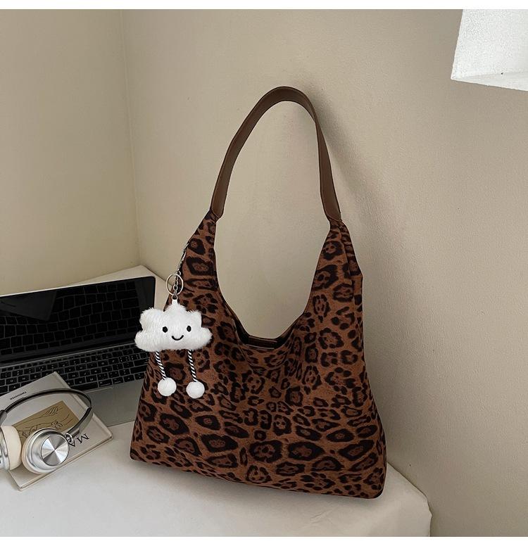 2025 autumn and winter new leopard print texture women s shoulder messenger bag large capacity commuting foreign style underarm bag tote bag women коричневый
2025 autumn and winter new leopard print texture women s shoulder messenger bag large capacity commuting foreign style underarm bag tote bag women коричневый