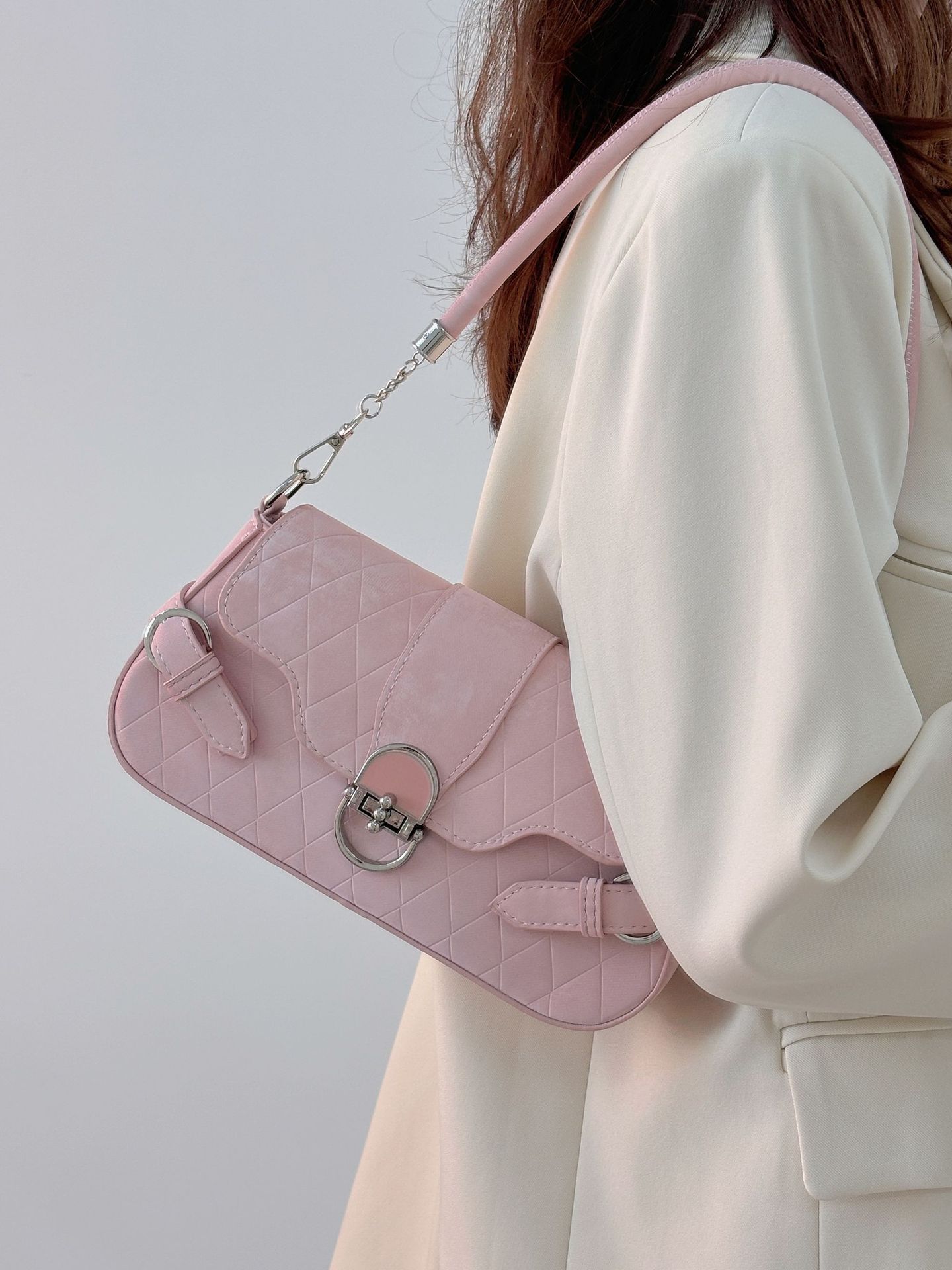 2025 New Armpit Bag Lock Buckle Flap Bag Commuter Versatile Simple and High-End Shoulder Crossbody Bag Practical Gift розовый
2025 New Armpit Bag Lock Buckle Flap Bag Commuter Versatile Simple and High-End Shoulder Crossbody Bag Practical Gift розовый