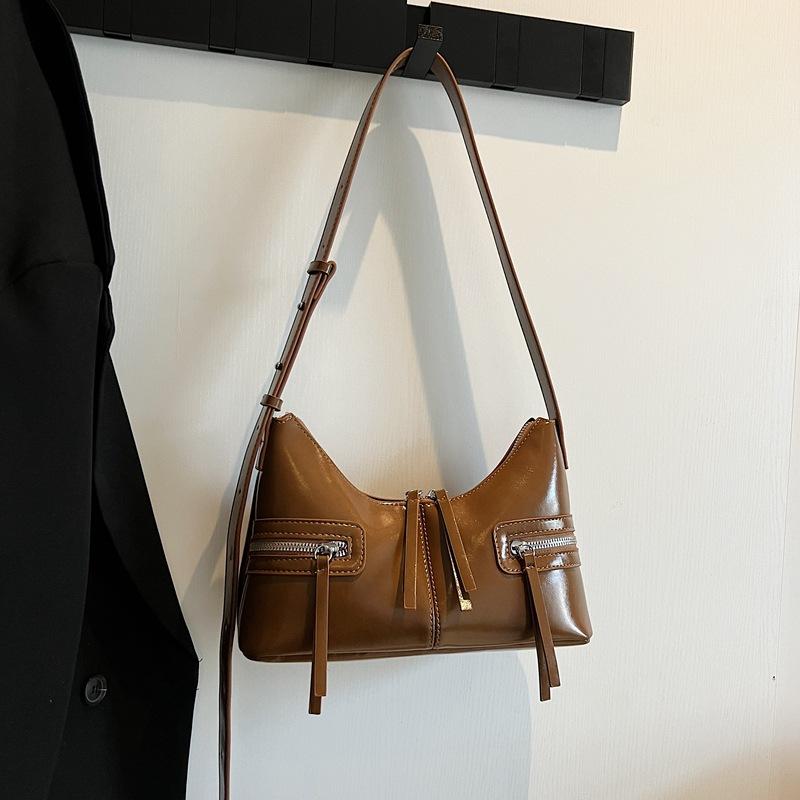 Locomotive baguette bag retro simple personality texture versatile shoulder messenger bag niche design high-end small square bag 26*9*17 коричневий
Locomotive baguette bag retro simple personality texture versatile shoulder messenger bag niche design high-end small square bag 26*9*17 коричневий