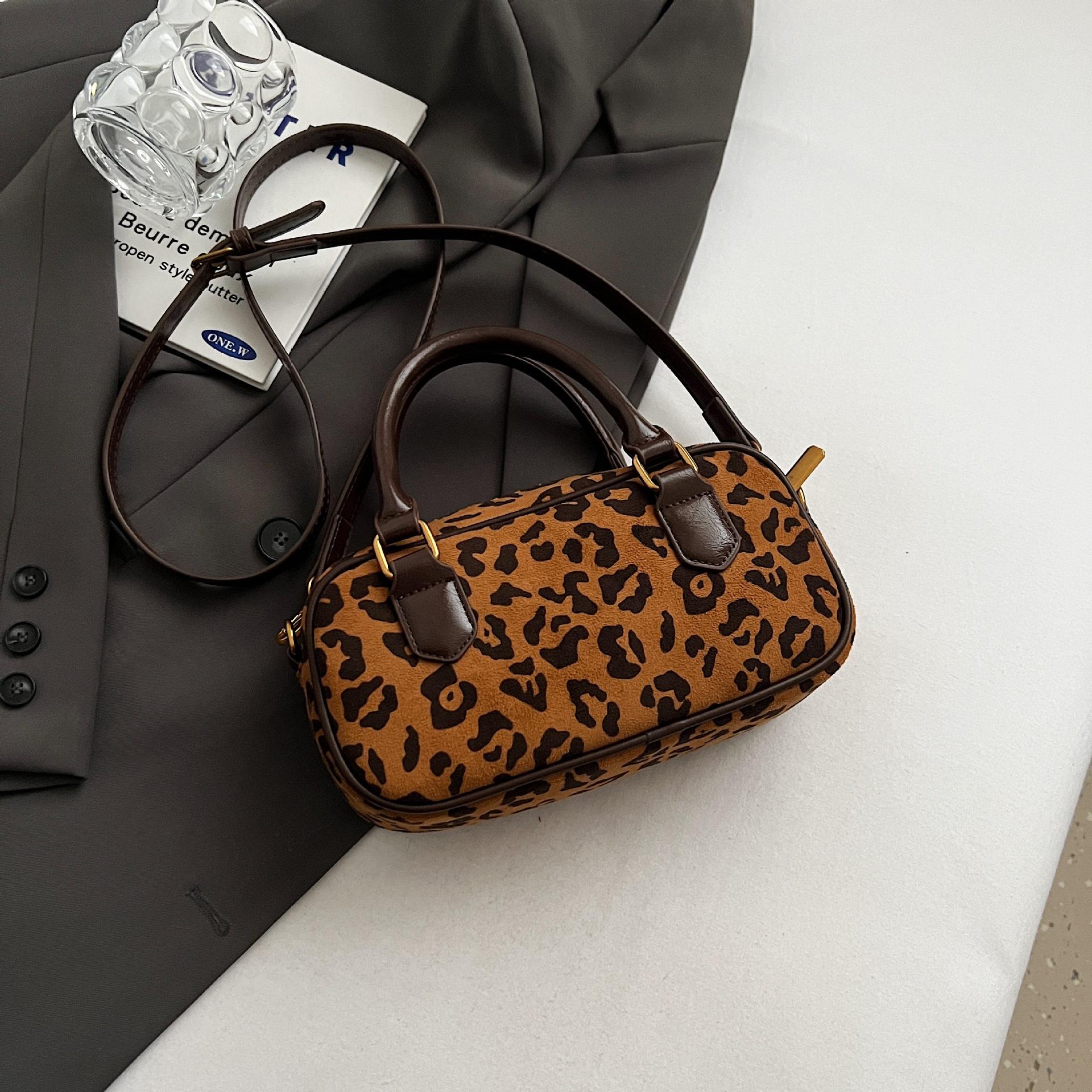 Изысканная повседневная сумка-тоут женская новая универсальная сумка-мессенджер с леопардовым принтом маленькая квадратная сумка
Изысканная повседневная сумка-тоут женская новая универсальная сумка-мессенджер с леопардовым принтом маленькая квадратная сумка