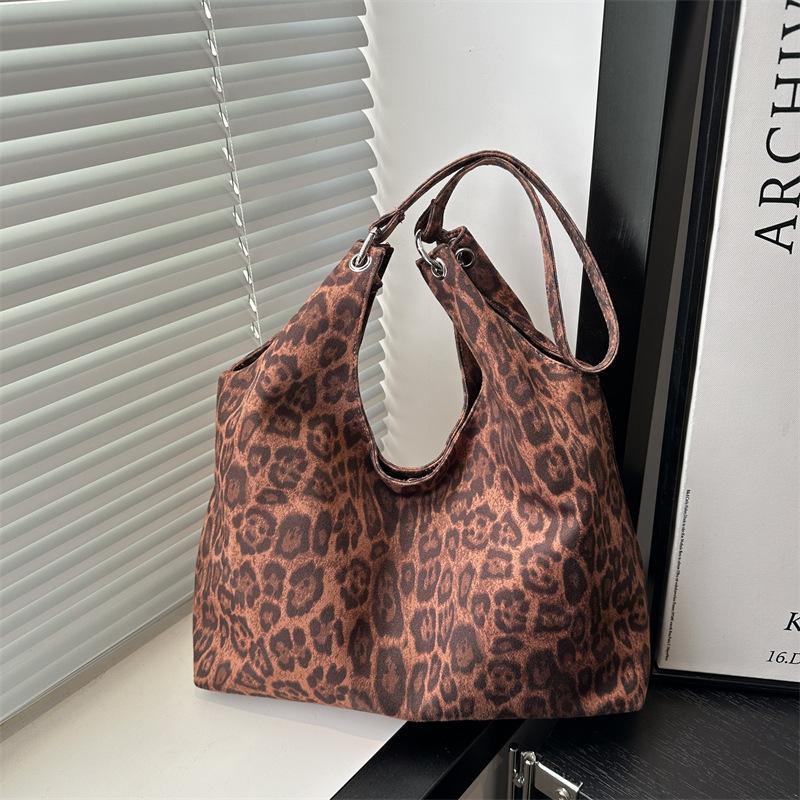2025 new retro flannel bag women s large-capacity fashion trend autumn shoulder bag lazy wind tote bag tide коричневий
2025 new retro flannel bag women s large-capacity fashion trend autumn shoulder bag lazy wind tote bag tide коричневий