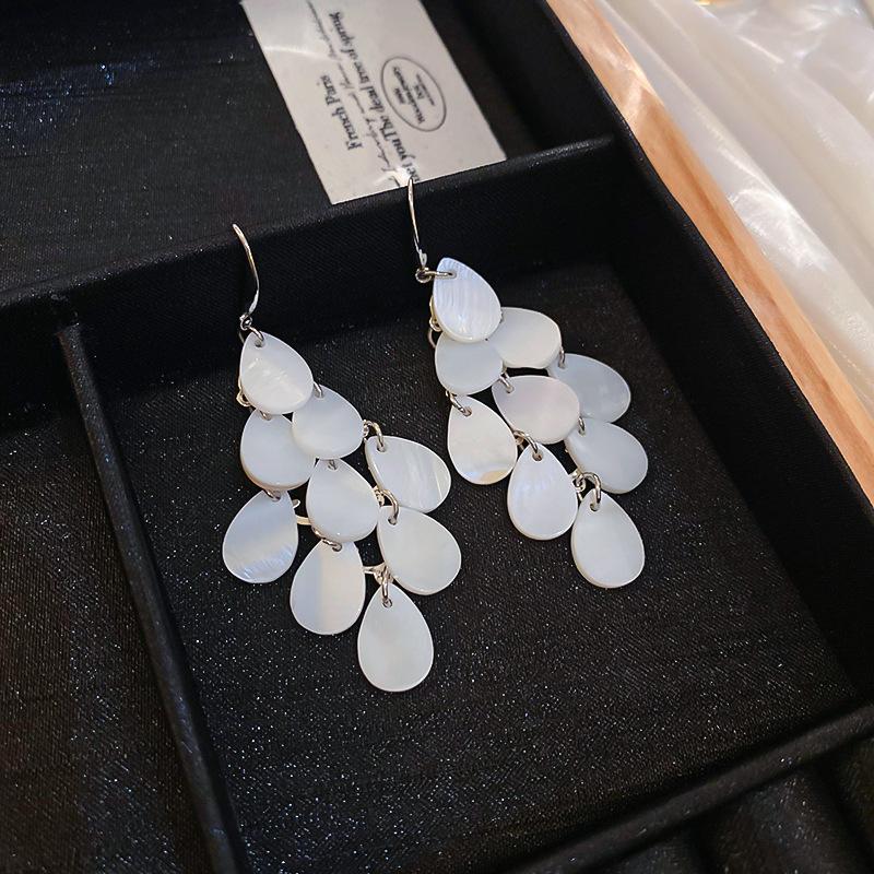 Модные белые серьги-ракушки с цветком и темпераментом, новые серьги, европейские и американские модные серьги высокого класса
Модные белые серьги-ракушки с цветком и темпераментом, новые серьги, европейские и американские модные серьги высокого класса