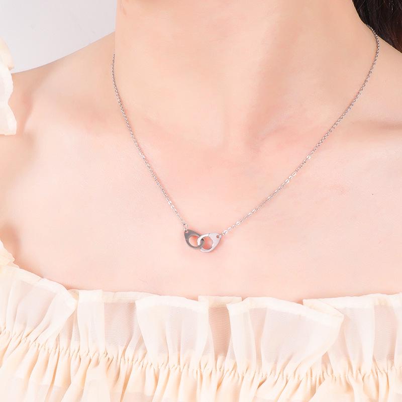 Stainless Steel Silver Handcuff Necklace: Trendy Hip Hop Punk Style Jewelry for Influencers. серебряный
Stainless Steel Silver Handcuff Necklace: Trendy Hip Hop Punk Style Jewelry for Influencers. серебряный