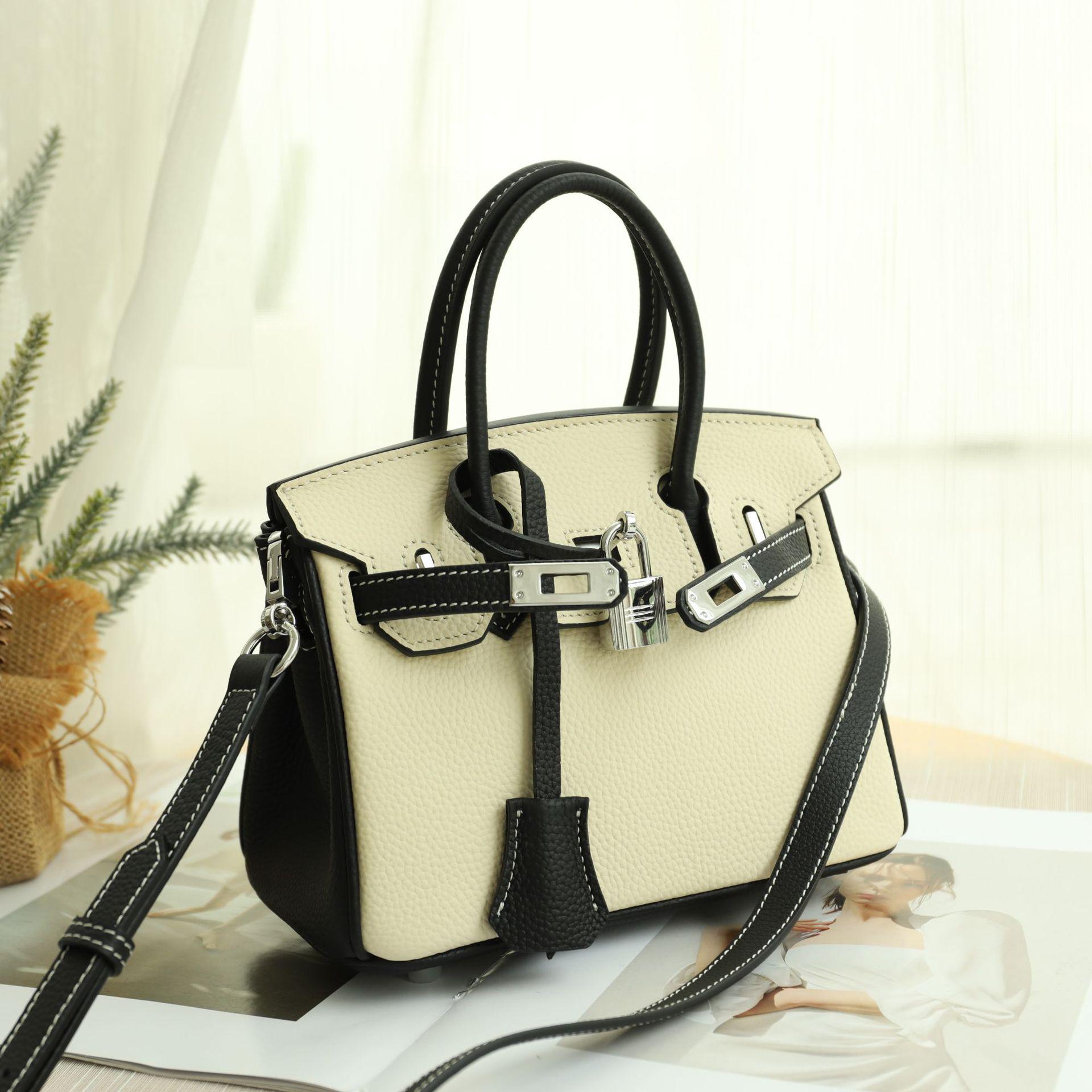 2025 Lychee Pattern Platinum Gold Genuine Leather Women s High-End Handbag - Large Capacity Shoulder & Crossbody Bag 25CM x 15CM x 21CM
2025 Lychee Pattern Platinum Gold Genuine Leather Women s High-End Handbag - Large Capacity Shoulder & Crossbody Bag 25CM x 15CM x 21CM