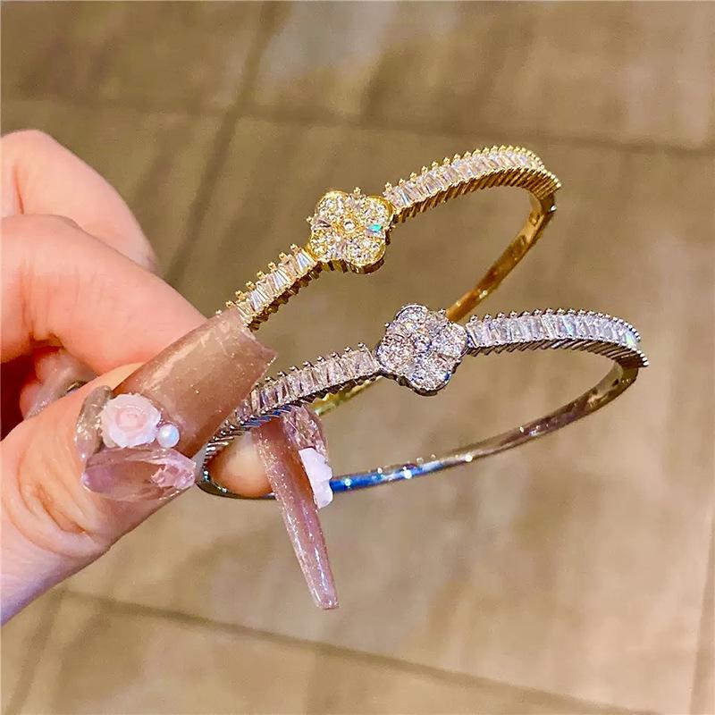 Zircon lucky grass flower bracelet light luxury high sense simple fashion versatile niche design personalized exquisite jewelry
Zircon lucky grass flower bracelet light luxury high sense simple fashion versatile niche design personalized exquisite jewelry