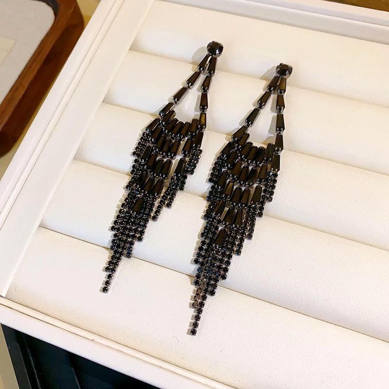Silver needle European and American water drop diamond fringed earrings fashionable personality high sense earrings retro simple new earrings women
Silver needle European and American water drop diamond fringed earrings fashionable personality high sense earrings retro simple new earrings women