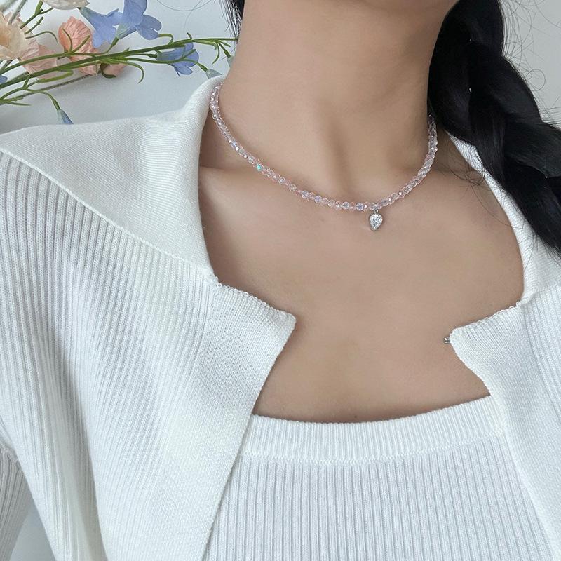 Glass beaded zircon love pendant necklace fashion simple temperament collarbone chain light luxury versatile high-end jewelry
Glass beaded zircon love pendant necklace fashion simple temperament collarbone chain light luxury versatile high-end jewelry