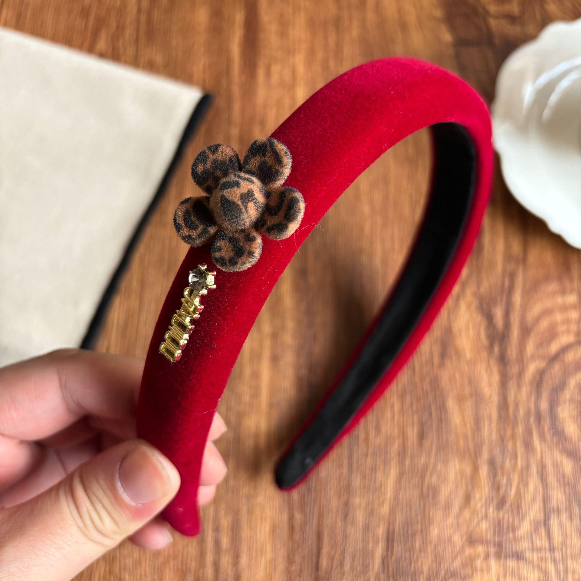 Retro Floral Leopard Velvet Headband – Stylish High Skull Top for Women’s Autumn/Winter Fashion. Perfect for Face Washing & Hair Accessories.
Retro Floral Leopard Velvet Headband – Stylish High Skull Top for Women’s Autumn/Winter Fashion. Perfect for Face Washing & Hair Accessories.