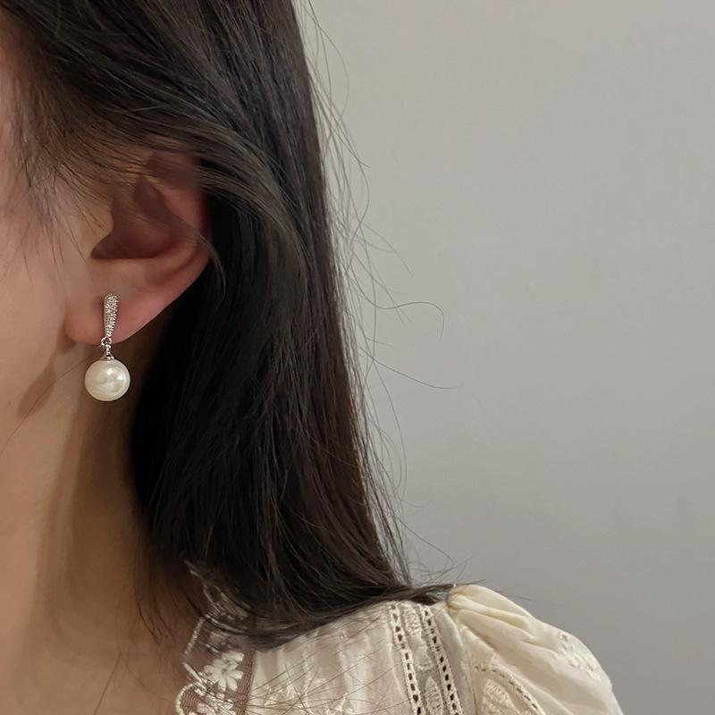 Elegant Retro Pearl & Diamond Dangle Earrings - Non-Pierced Clip-On Ear Jewelry for Women
Elegant Retro Pearl & Diamond Dangle Earrings - Non-Pierced Clip-On Ear Jewelry for Women