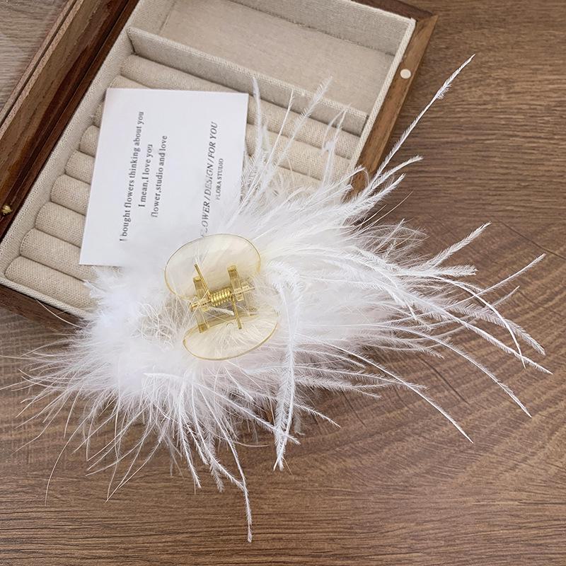 Высококачественная заколка-акула из перьев и страусиного волоса для осени/зимы - элегантный головной убор с хвостиком 9CM белый
Высококачественная заколка-акула из перьев и страусиного волоса для осени/зимы - элегантный головной убор с хвостиком 9CM белый