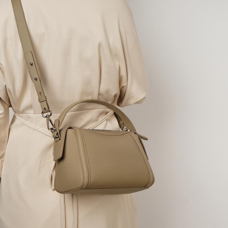 Кожаная сумка Boston проста и элегантна, а кожаная сумка кроссбоди на одном плече обладает нишевым чувством дизайна.
Кожаная сумка Boston проста и элегантна, а кожаная сумка кроссбоди на одном плече обладает нишевым чувством дизайна.