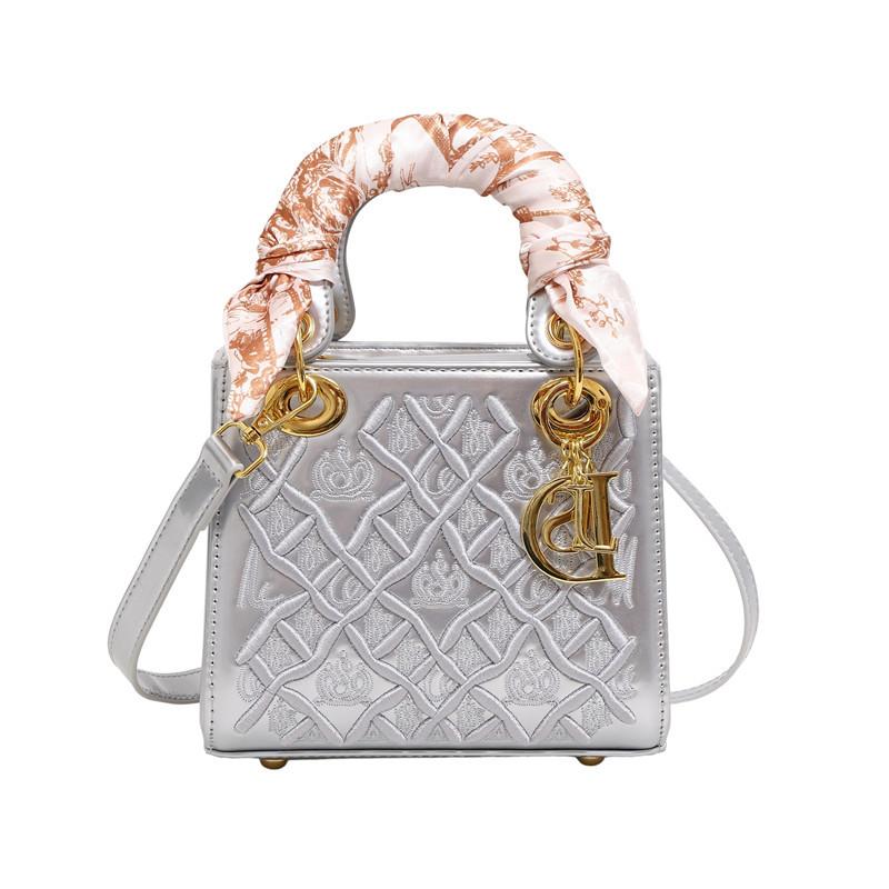 Highend embroidery Princess Diana bag women s bag new fashion silk scarf handbag bag trendy foreign style shoulder messenger bag срібний
Highend embroidery Princess Diana bag women s bag new fashion silk scarf handbag bag trendy foreign style shoulder messenger bag срібний