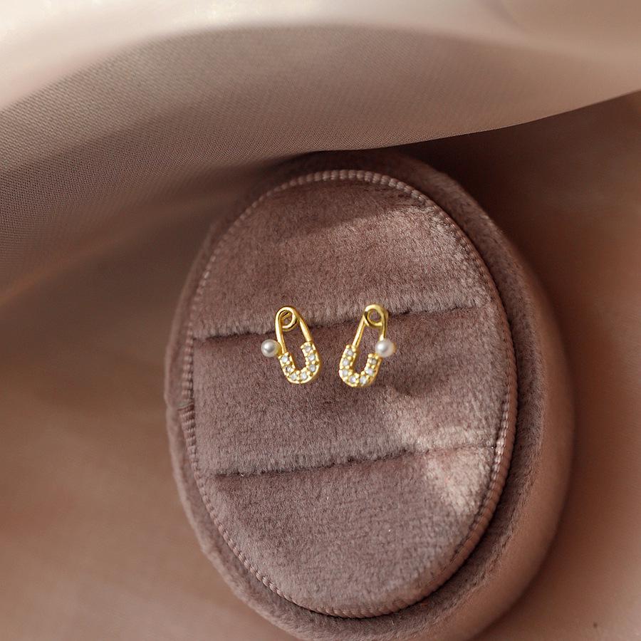 Chic Versatile S925 Sterling Silver Gold-Plated Mini Pearl Safety Pin Earrings for Women. 925 Silver
Chic Versatile S925 Sterling Silver Gold-Plated Mini Pearl Safety Pin Earrings for Women. 925 Silver