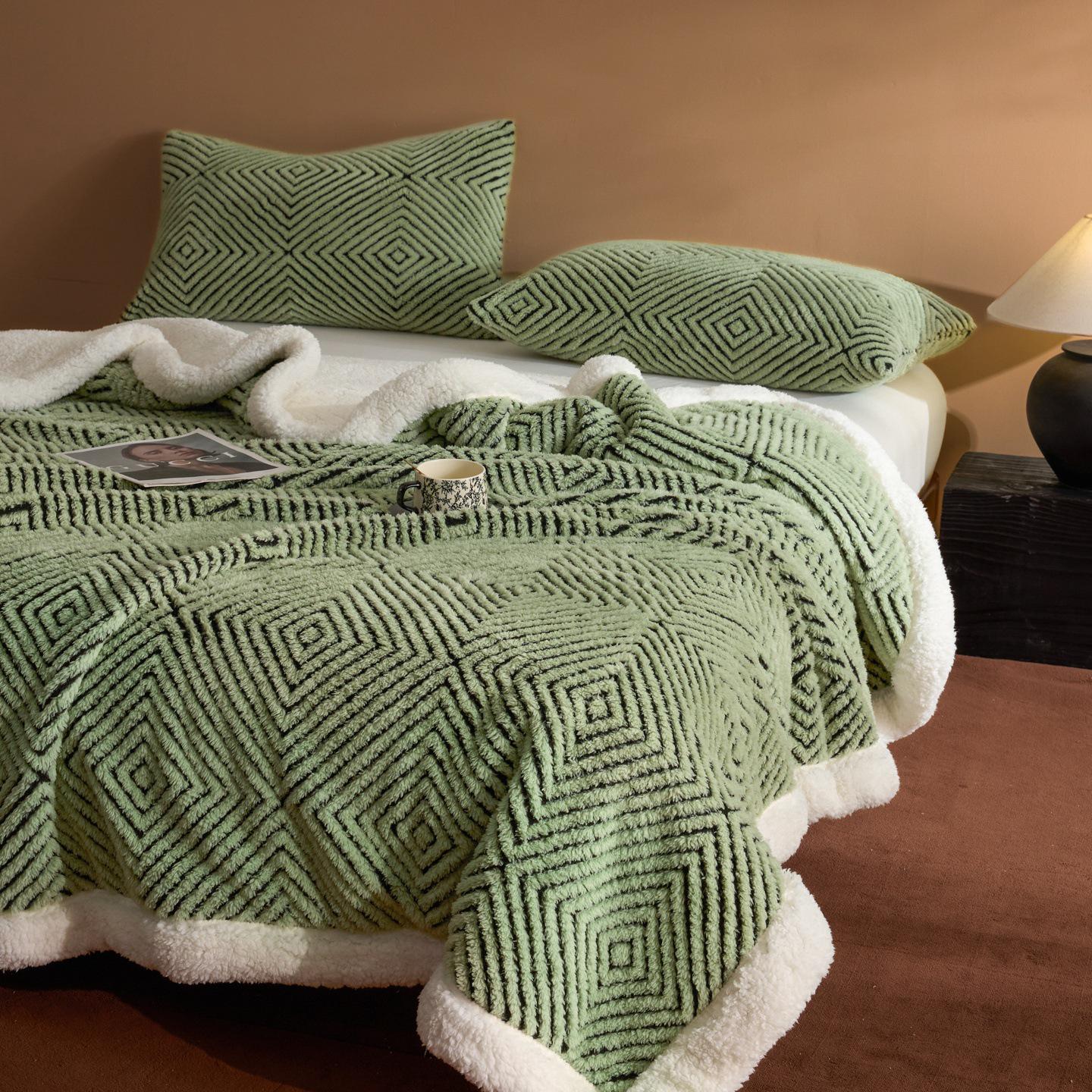 Thickened Coral Fleece Winter Blanket - Warm Milk Velvet Sofa Throw for Office Naps 100x150cm 0.7kg
Thickened Coral Fleece Winter Blanket - Warm Milk Velvet Sofa Throw for Office Naps 100x150cm 0.7kg