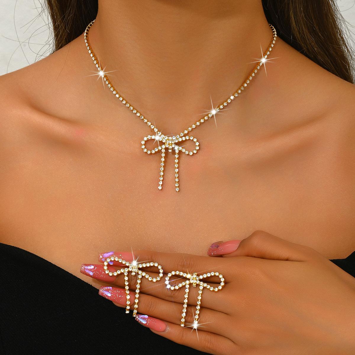Super Flash Claw Chain Full Diamond Bow Necklace Exaggerated Accessories Women s Trend Banquet Jewelry
Super Flash Claw Chain Full Diamond Bow Necklace Exaggerated Accessories Women s Trend Banquet Jewelry