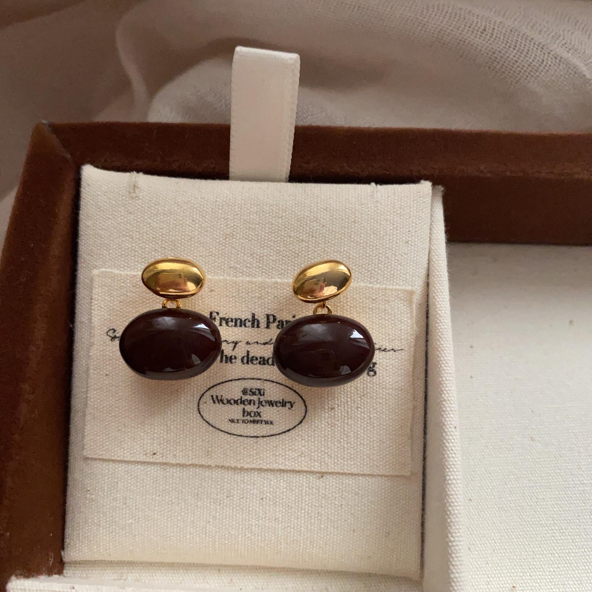 French retro one, wear more beanie stud earrings, small and simple earrings, fashionable and high-end women s new elegance
French retro one, wear more beanie stud earrings, small and simple earrings, fashionable and high-end women s new elegance
